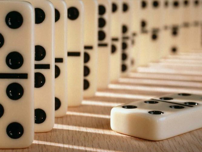 Cảnh sát đang khám xét nơi trồng cần sa.